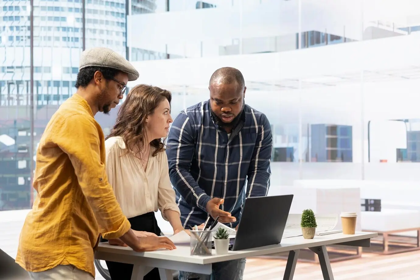 Деловая женщина участвует в совещании по планированию с риелтором и подрядчиком.