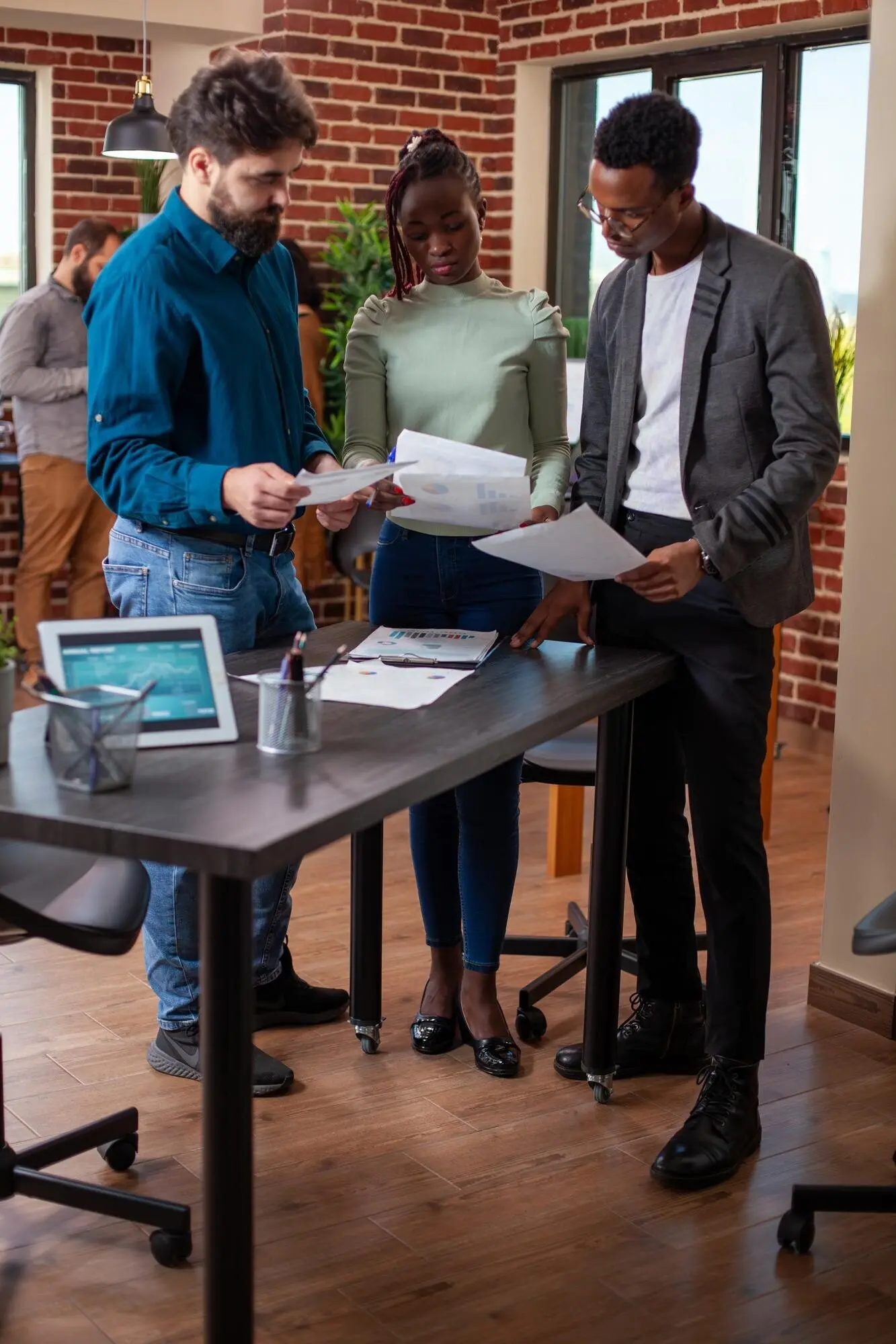 Коллеги читают документы компании