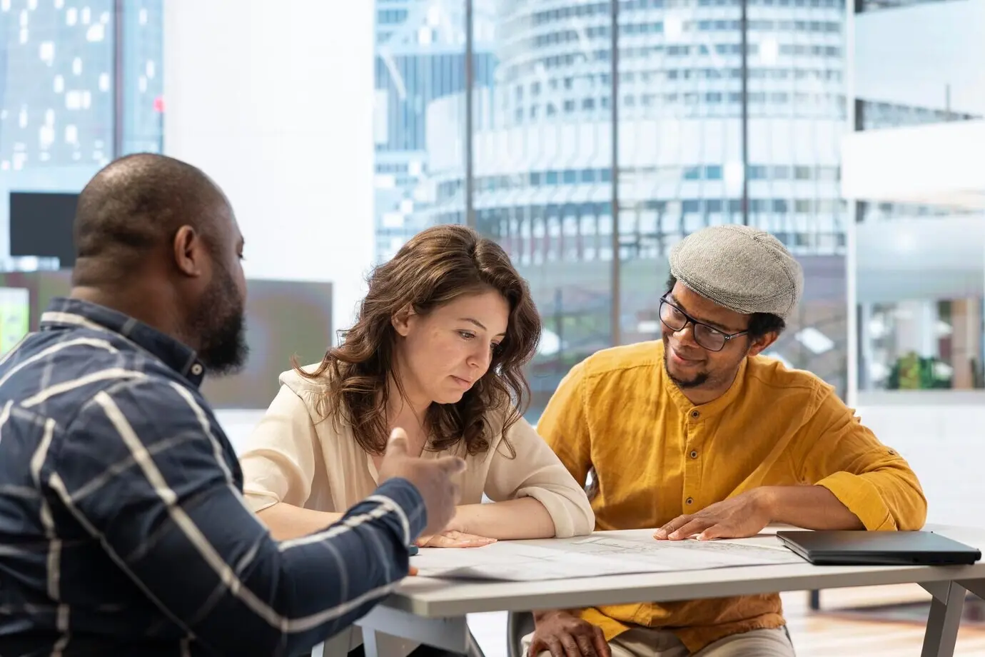 Агент по недвижимости презентует возможность инвестирования в недвижимость.