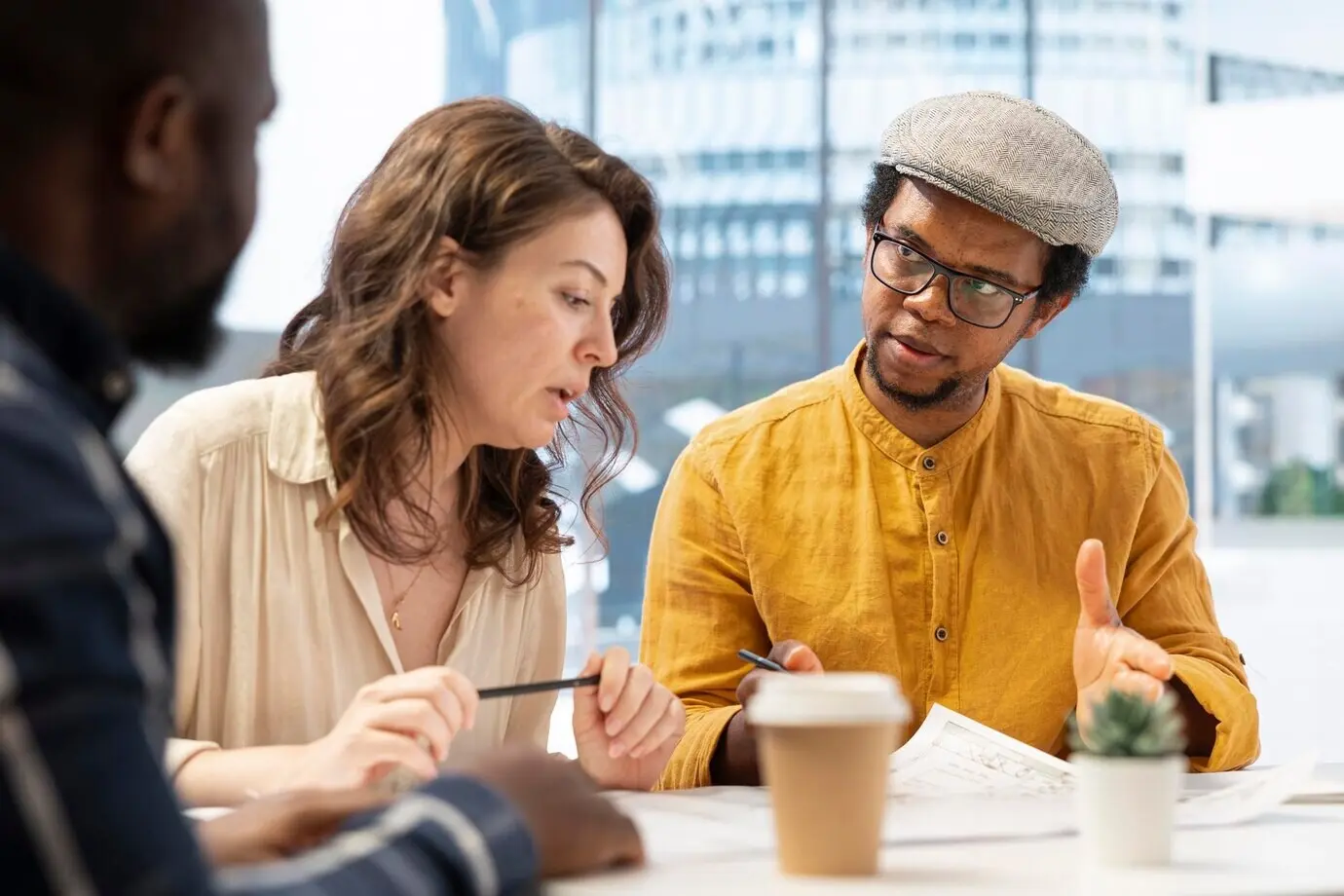 Команда экспертов-риэлторов встречается с предпринимателем, чтобы оценить планировку офисного пространства.